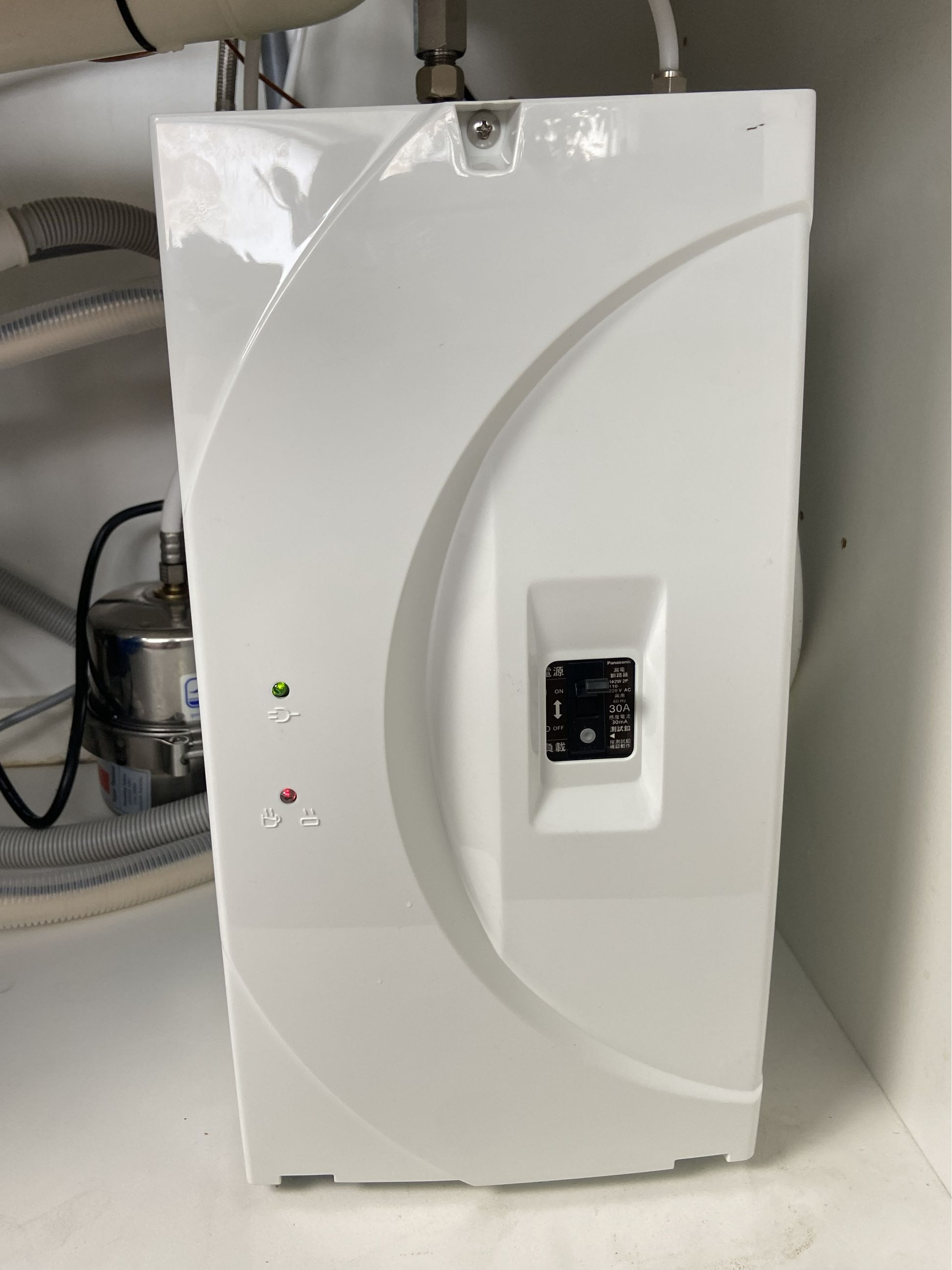 Everboil 4L under sink boiler, powered on